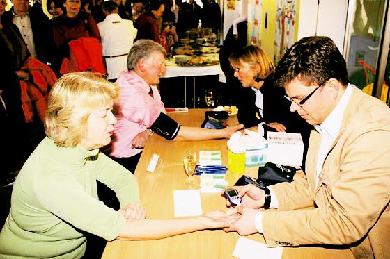 Bürgermeister Franz Schwarz (hinten links) geht als gutes Vorbild voran und lässt seinen Blutdruck bestimmen. Auch er hat einen Gesundheitspass.	Foto: VA