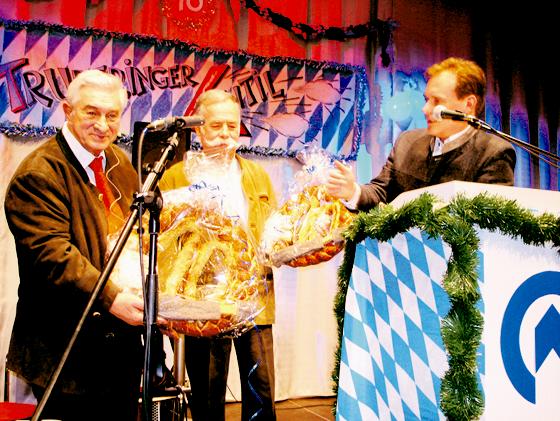 Egon Frauenberger und Sepp Gneißl bekamen von Ingo Mittermeier in seiner Funktion als Kulturhaus-Vereinsvorsitzender je eine Brezn mit Pumpe.  Foto: Föll
