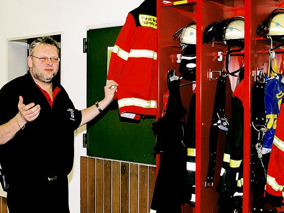 Kommandant Josef Gmeinwieser verweist auf die drangvolle Enge im Haus der Freiwilligen Feuerwehr in Unterhaching. Foto: Kohnke