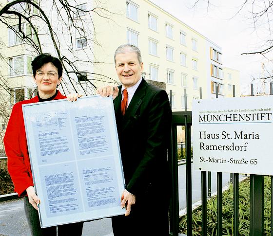 Bürgermeisterin Christine Strobl und Münchenstift-Geschäftsführer Gerd Peter hängten den ersten Heimaufsichtsbericht öffentlich aus.  Foto: Hirt