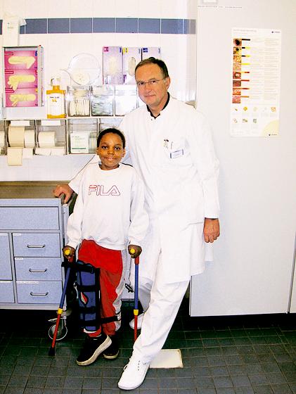 Chefarzt Dr. Matthias Bühler mit dem kleinen Leo aus Angola. Foto: Privat
