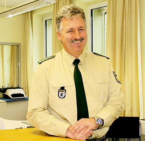 Andreas Aigner, neuer Dienststellenleiter der Polizeiinspektion 32 in Grünwald, freut sich auf gute Zusammenarbeit mit der Bürgerschaft. Foto: hol