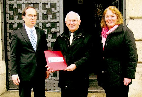 Hans-Peter Göttler vom Wirtschafts- und Verkehrsministerium (links) nahm von Hans Lacker und Renate Währisch-Krieger 1.563 Unterschriften gegen die Express-S-Bahn entgegen.	Foto: VA