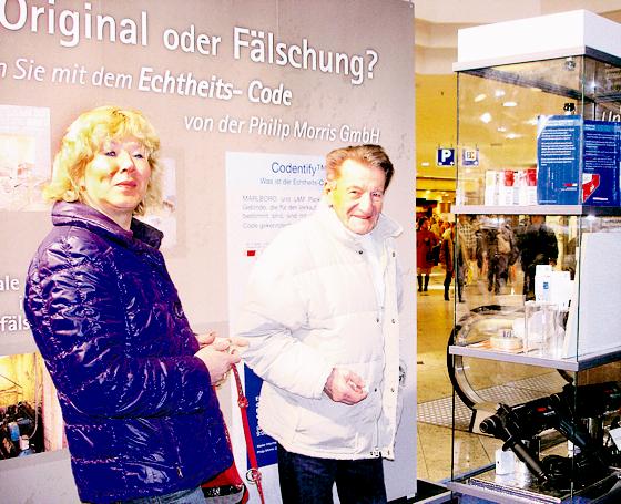 Ulrike G. aus Berg am Laim und Günter B. aus Haidhausen waren beeindruckt von der Ausstellung. Sie fanden die Ähnlichkeit zwischen den originalen und gefälschten Produkten erschreckend.