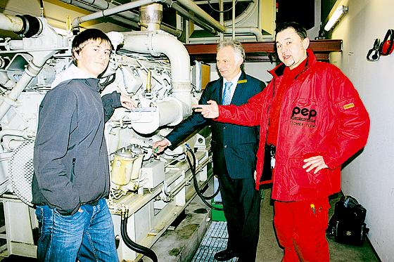 Johannes Schätzle (li.) lässt sich von Haustechniker Irenensz Szymanowicz und Hausinspektor Klaus-Peter Katte den Maschinenraum zeigen.