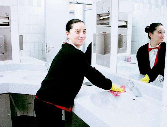 Concetta G. ist eine von vielen Service-Mitarbeiterinnen, die die Sanitäranlagen im pep immer auf Hochglanz halten.