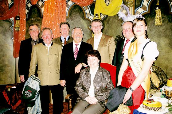 Für ein Gruppenfoto ließen sich die Bürgermeister und die Kartoffelkönigin im »Thronsaal« nieder.	cr