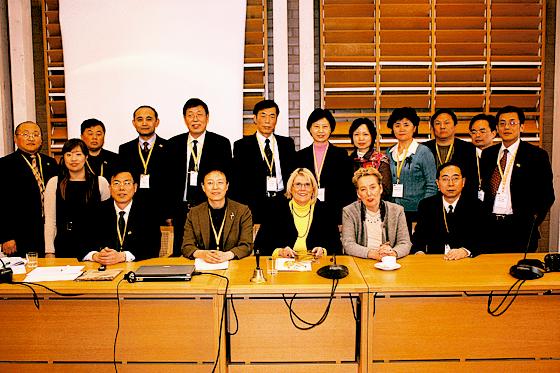 Bürgermeisterin Hannelore Gabor (sitzend, Mitte) empfing chinesische Politiker und Wirtschaftsvertreter samt Besuchsbegleitung. 	Foto: Stadt Garching