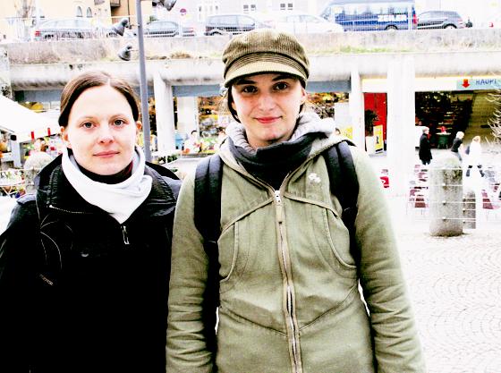 Die Sozialpädagoginnen Maria Bauer (l.) und Renata Zadro-Galic betreuen seit Januar »Stammsteher«, unter anderem an der Münchner Freiheit. 	Foto: ko