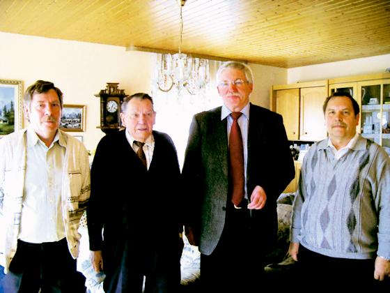 Seinen 85. Geburtstag feierte Otto Knobloch (2. v. l.) unter anderem mit seinen Söhnen Erich (l.) und Helmut (r.) sowie mit Feldkirchens Erstem Bürgermeister Werner van der Weck (3. v. l.).	Foto: VA