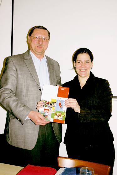 Sportamtsleiter Rudolf Behacker und SPD-Sportreferentin Verena Dietl präsentierten die neue Broschüre: »Sport in München«. Foto: Woschée