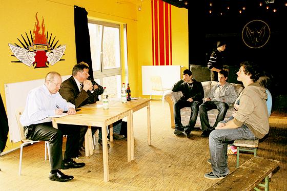 Verwaltungsinspektor Kath, Bürgermiester Piet Mayr und Jugendpfleger Martin Gil saßen nur wenigen Jugendlichen gegenüber. Foto: pt