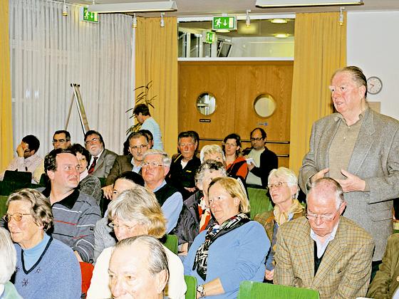 Winfried Kahlich stellte als einziger Bürger eine Frage bei der Bürgerversammlung. 	Foto: Kohnke