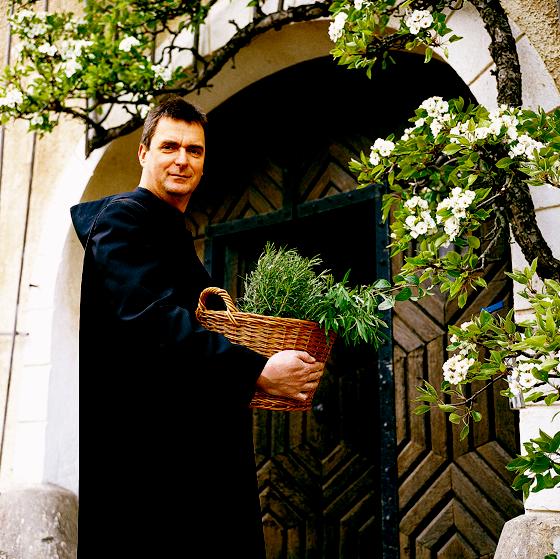 Pater Kilian Saum kommt mit zahlreichen Kräutern und praktischen Anwendungen zur VHS.  Foto: VA