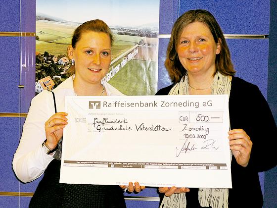 Elternbeiratsvorsitzende Verena Aistermann (rechts) bekam von Michaela Widl von der Raiffeisenbank Zorneding, einen Scheck.  Foto: Privat
