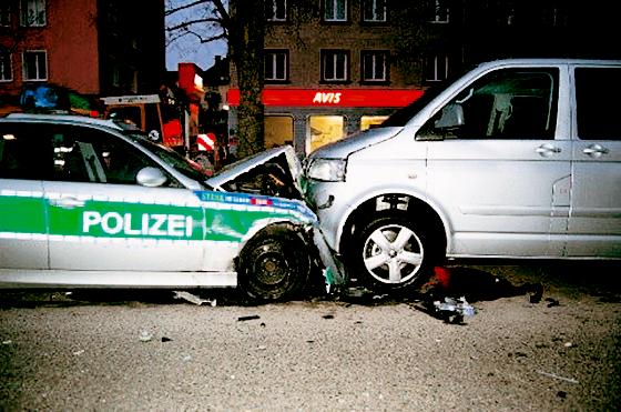 Das Polizeiauto wurde gegen einen geparkten VW-Bus geschleudert.	Foto: Polizei