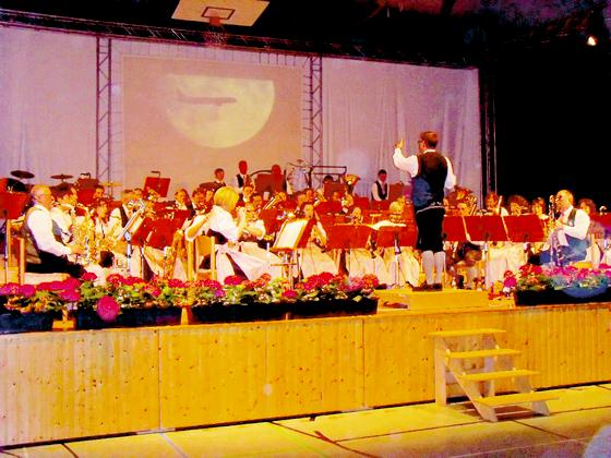 Die Feldkirchner Blaskapelle riss das Publikum mit amerikanischer Musik mit.	Foto: VA
