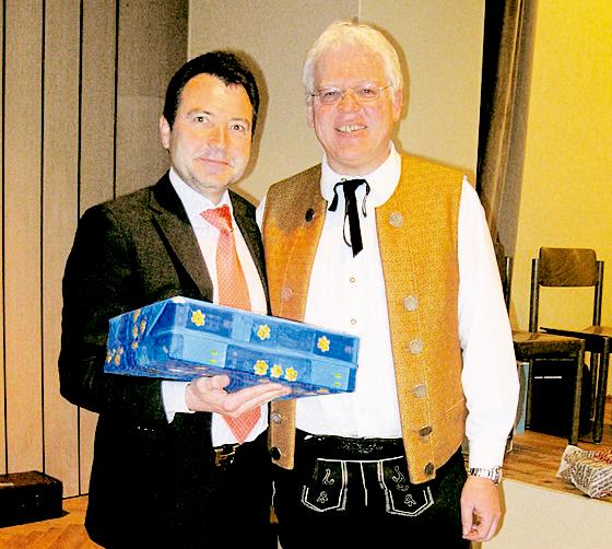 Reinhold Obermeier, der neue Vorsitzende des Truderinger Musikvereins, verabschiedet seinen Vorgänger Franz Luksch.  Foto: Privat