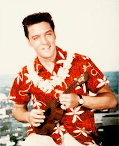 Machte das Hawaii-Hemd in den 50ern populär: Elvis Presley.	Foto: VA