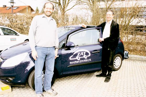 Der Vorstand der Zornedinger Autoteiler Alfred Heiß (links) und Manfred ­Scherupp hat eine ganze Gemeinde als Kunde gewonnen.  Foto: : P. Tränkel