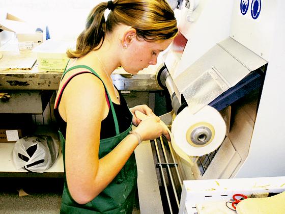 Daniela D.,  Auszubildende des Berufsbildungswerks in Johanneskirchen, war im Sommer 2008 mit dem EU-Förderprogramm »Leonardo Da Vinci« in einem Orthopädie-Schuhmacherbetrieb in Südtirol.  	Foto: BBW