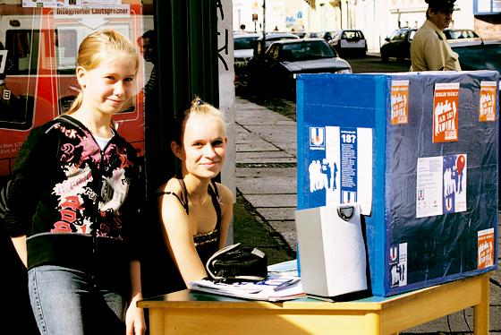In selbst gebauten Wahlkabinen können Kinder und Jugendliche unter 18 Jahren am 18.09. ihre Stimmen zur Bundestagswahl abgeben.  Foto: U18-Netzwerk Berlin