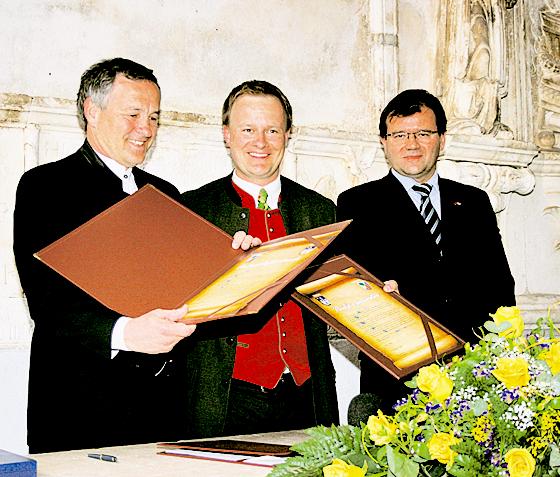 Bürgermeister Vedran Rozic, Bürgermeister Robert Niedergesäß und Konsul Vice Dodig (v. li.) freuen sich über die neue Partnerschaft.  Foto: Tränkel