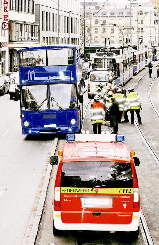 Für Staus sorgte die Befreiung des Busses aus dem Gleisbett.	Foto: Feuerwehr