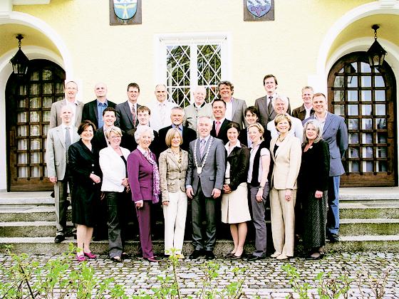 Der neugewählte Gemeinderat vor dem Neubiberger Rathaus. Foto: esm