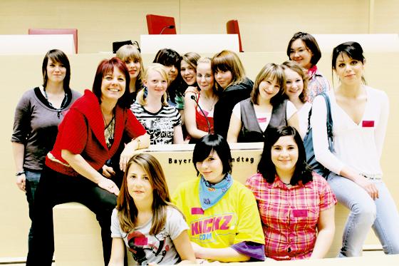 Lernten beim »Girls Day« auf Einladung von Diana Stachowitz (l.) die politische Arbeit im Landtag kennen: 13 Schüler der Arthur-Kutscher-Realschule.	F.: VA