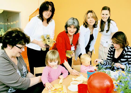 Kinder und Tagesmütter feierten mit Erzieherin Hannelore Fassmann, der Leiterin des Tageskindertreffs Brigitte Stolz-Przibylla und den Erzieherinnen Simone Kiewel und Birgit Möckl.  Foto: Hirt