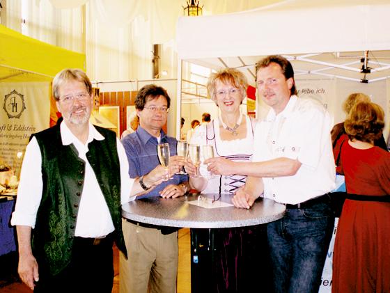 Zufriedene Gesichter bei den Gewerbetreibenden:  Charly Roth, Harald Schröer, Moderatorin Elisabeth Deindörfer und Hermann Runge. Foto: Woschée