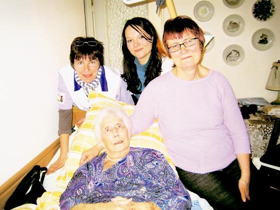Diakonie-Patienten wie Ilse Schirmer (vorne), die auf diesem Foto ihren 80. Geburtstag feiert, profitieren von einem »Leben für immer zuhause«.	Foto: Diakonie