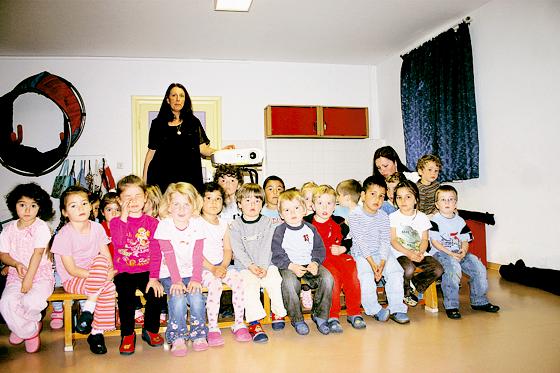 Große Kinderaugen bei der Lesung von Regine Meixner im Garchinger Spatzennest.	Foto: VA