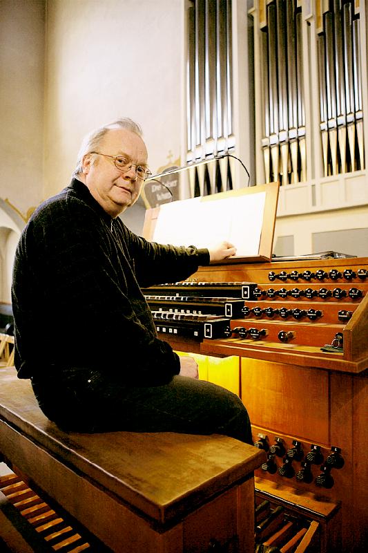 Seit einem Jahr Kirchenmusikdirektor der Erlöserkirche und Schöpfer zahlreicher neuer Musikreihen in der Gemeinde: Organist Michael Grill.	Foto: VA