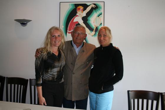Clubpräsident Jochen Laass mit Barbara Rittner (r.), die das »Lupo«-Bundesliga-Team um Mannschaftsführerin Annette Zweck unterstützen wird. 	Foto: ms