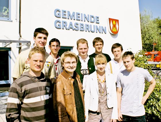 Sebastian Tägl (1. Reihe, 2.v.li.) und seine Mitstreiter für ein Jugendparlament in Grasbrunn. Foto: Lutzenberger