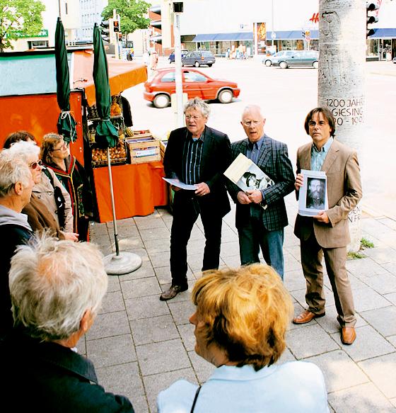 Die drei Organisatoren der Veranstaltung im Schatten der ehrwürdigen Geschichtssäule: Roland Astor, Claus Obalski und Horst Walter (v.l.). Foto: Hettich