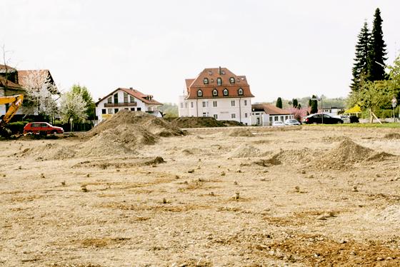 Bevor die Arbeiten zur gemeindlichen Tiefgarage ­beginnen können, müssen die Archäologen die Suche nach Bodendenkmälern abschließen. Foto: hol