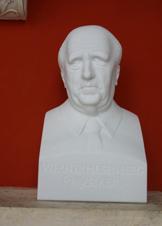 Neu in der Ruhmeshalle: Die Marmorbüste von Nobelpreisträger Werner Heisenberg. Foto: sm