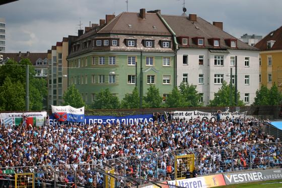 Einzigartige Stimmung auf Giesings Höhen werden die Löwenfans bei XXX-Tausend am 30. Mai im Grünwalder Stadion erleben.