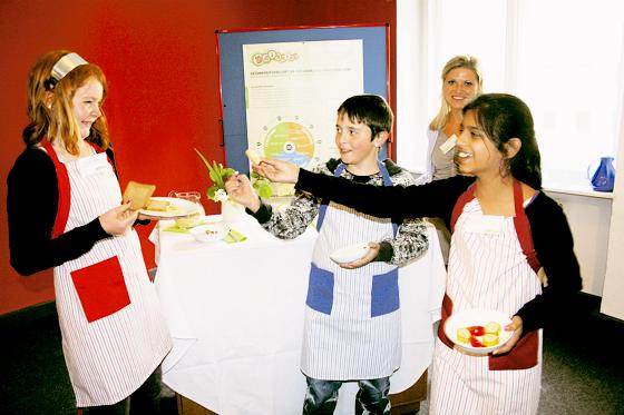 Carolin, Gino und Wieketa (von links) versuchen, sich gegenseitig von ihrem guten Geschmack zu überzeugen. Lehrerin Bronja Hien (hinten) freuts.	Foto: em