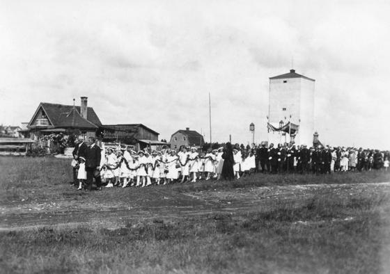 Gelebte Tradition in der Lerchenau: Das Bild zeigt eine Fronleichnamsprozession um 1933.	Foto: VA