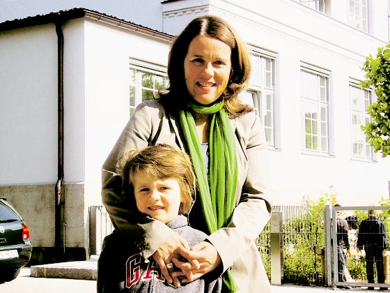 Vor der Gebeleschule in Bogenhausen: Carolin Rottländer kämpft um einen Hortplatz für ihren kleinen Oskar.	Foto: js