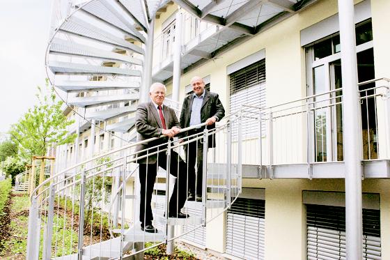»Wir sind beschenkt worden«, sagt Rathauschef van der Weck (l.), hier mit Rektor Stephan Vogel auf der neuen Fluchttreppe des umgebauten Südteils der Schule. 	Foto: ko