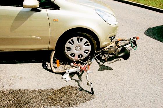 Vom Fahrrad der 73-jährigen Dame war nach dem Zusammenstoß nicht mehr viel übrig.	Foto: Polizei