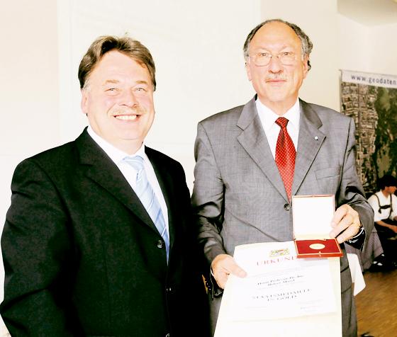 Landwirtschaftsminister Helmut Brunner überreicht die Staatsmedaille in Gold an Holger Magel (re.). 	Foto: Baumgart