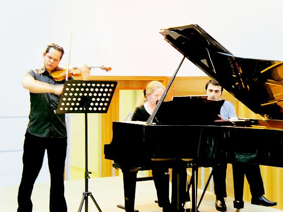 Der Violinist Manuel Druminski und die Pianistin Tatiana Chernichka beeindruckten die Feldkirchner mit einer virtuosen Glanzleistung. 	Foto: VA