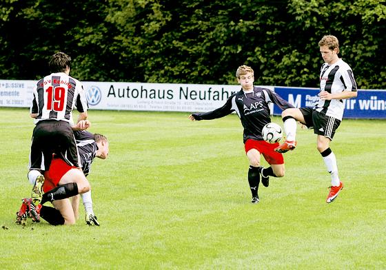 Eching obenauf: Michael Rödl am Ball und Nicolas Frerichs (links) hatten die Unterföhringer die meiste Zeit fest im Griff.	Foto: ba