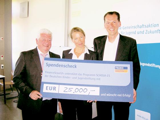 Schulleiter Dr. Peter Riedner übergab stolz den Scheck über 25.000 Euro an Projektbetreuerin Dr. Sabine Schweder und Vorstand Errit Schlossberger.	Foto: sd